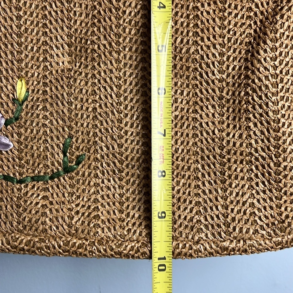 Vintage straw shoulder tote/ bag with floral embroidery and beads on handles - Picture 4 of 10